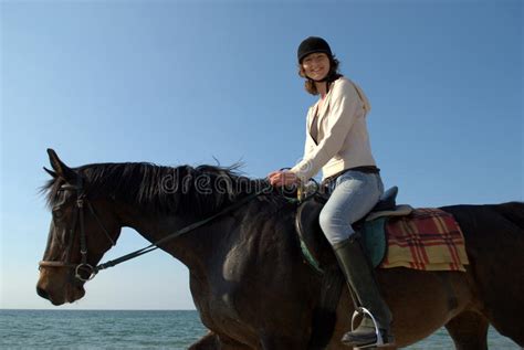 mujer desnuda a caballo|Mujer desnuda a caballo imagen de archivo. Imagen de paseo.